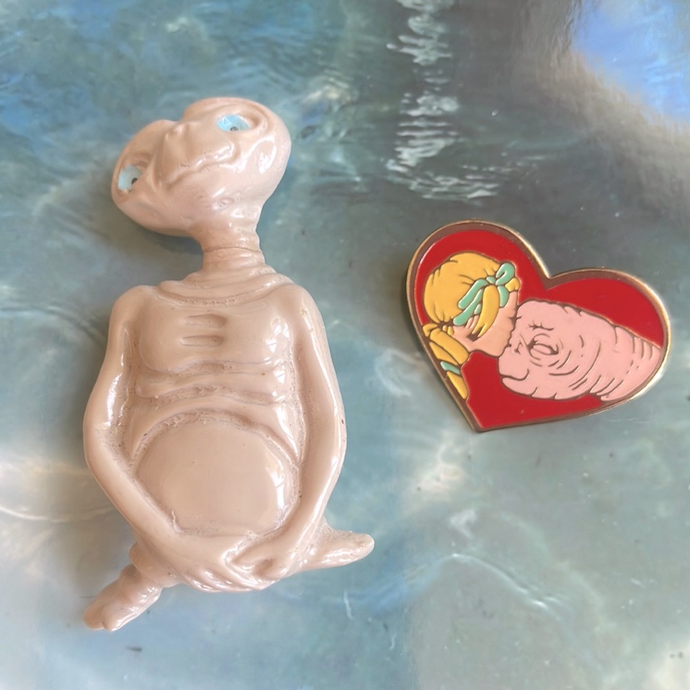 VINTAGE 1982 “E.T.” STAR POWER LAPEL PIN & “E.T.” 1982 PLASTIC UNIVERSAL STUDIOS